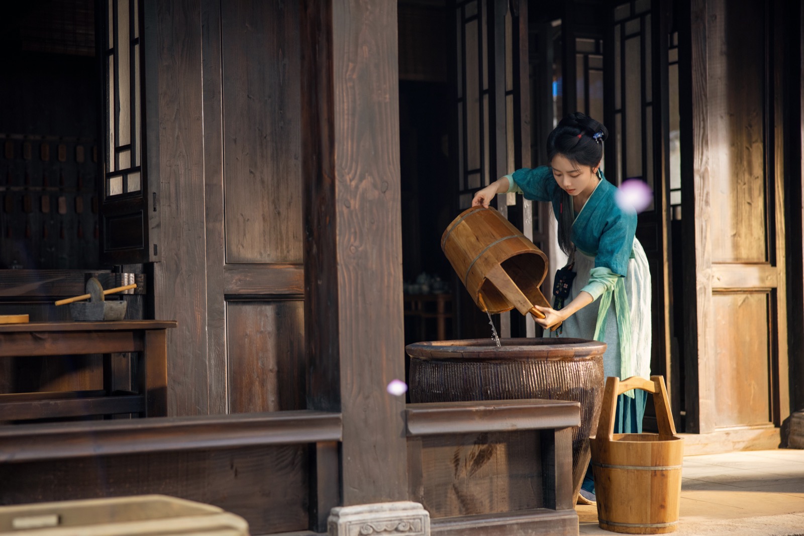 《兰香如故》许兰香倒水劳作剧照